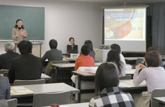 小学校外国語活動部会の様子1