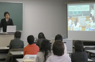 小学校外国語活動部会の様子5