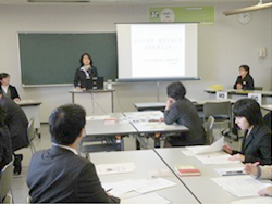 国語部会（中・高）の様子2