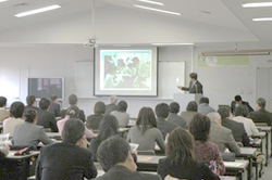 校内研修部会の様子1