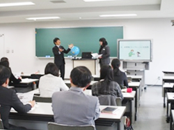 小学校外国語活動部会の様子1