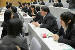 「傾聴」を演習する受講者
