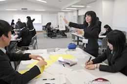 小学校 国語科(学習指導案の検討後の教材準備の様子)