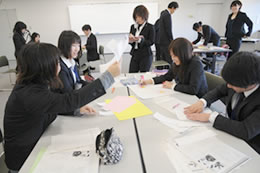 小学校 国語科(学習指導案の検討後の教材準備の様子)
