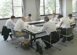研究協議「執務上の諸問題」協議の様子1