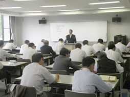 講話「学校経営と教頭の役割」の様子1