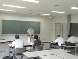 講話「学校経営と教頭の役割」の様子2